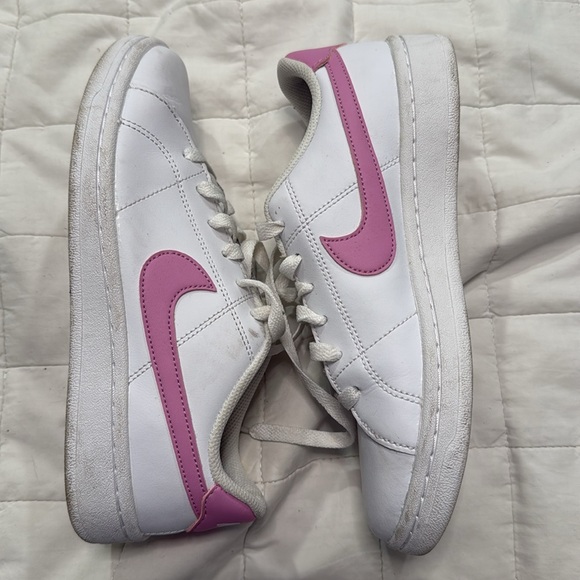 Nike Shoes - BRAND NEW PINK & WHITE NIKE WOMENS SHOES - SIZE 7